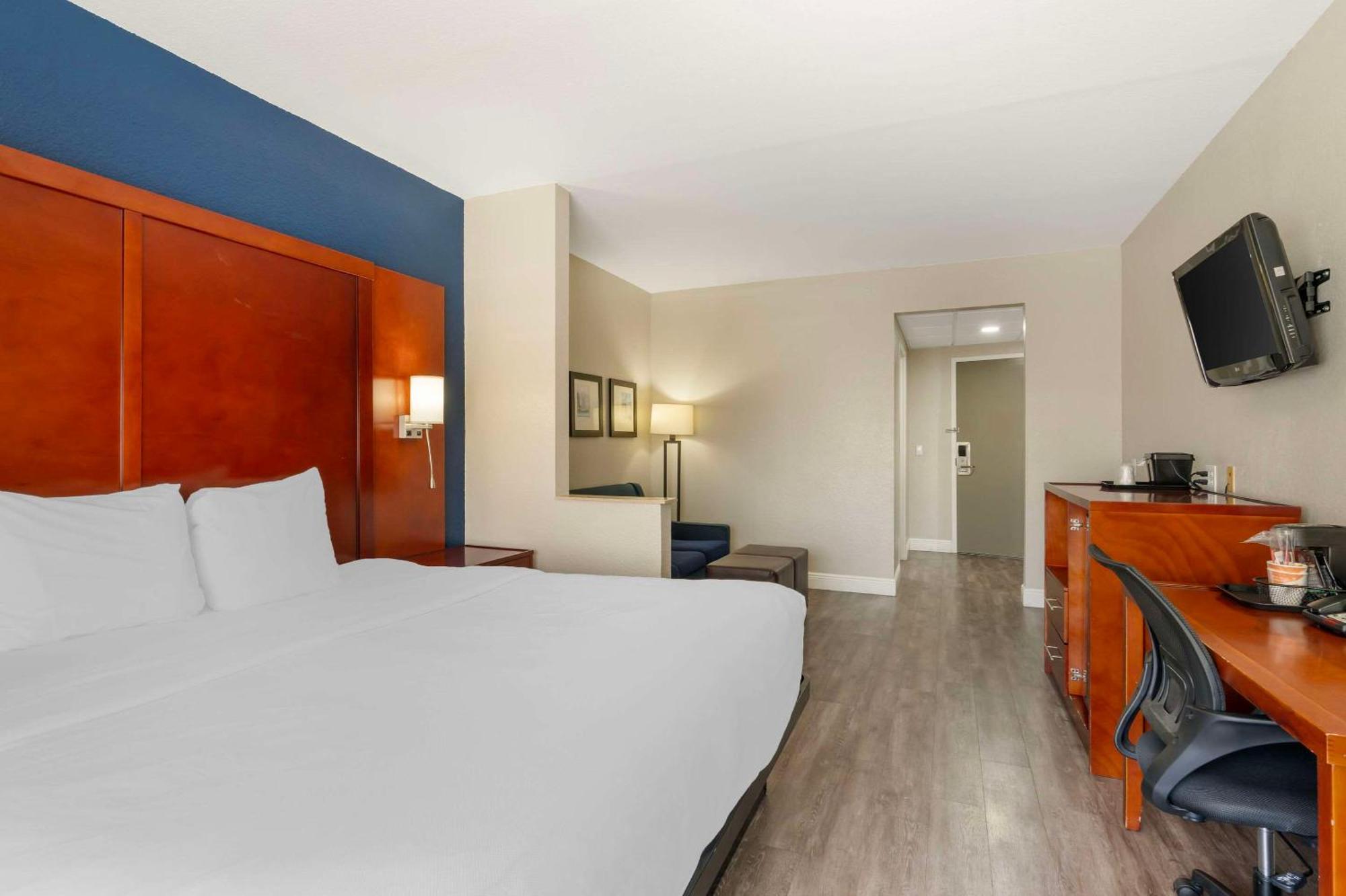 Hotel Comfort West 3*